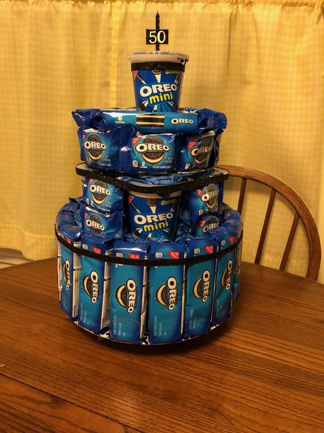 Oreo Gift Basket, Oreo Gift Ideas, Oreo Tower, Oreo Package, Candy Tower, Tricky Tray, Oreo Birthday Cake, Birthday Cake Gift, Cookie Gift Baskets