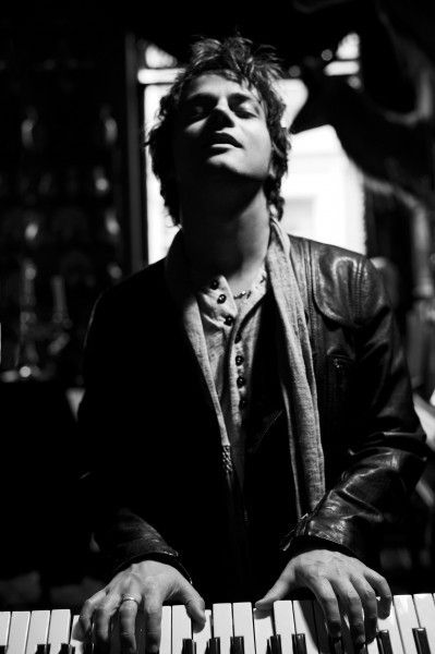 Jamie Cullum Piano Photoshoot, Piano Photography, Melody Gardot, Jamie Cullum, Musician Photography, Music Center, Piano Player, I'm With The Band, Last Fm