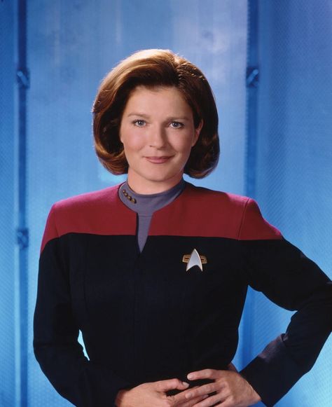 kate mulgrew - star trek voyager Star Trek Voyager Funny, Star Trek Voyager Ship, Harry Kim, Kathryn Janeway, Star Trek Rpg, Seven Of Nine, Star Trek Crew, Captain Janeway, Kate Mulgrew