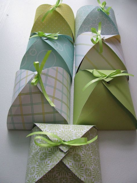 Gift boxes Wrapping Odd Shaped Presents, Wrapping Odd Shaped Gifts, Paper Box Diy, Presente Diy, Box Tutorial, Petal Pushers, Folded Paper, Paper Boxes, Diy Papier