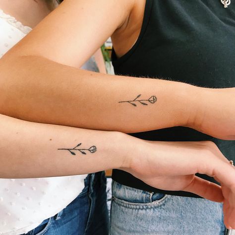 matching floral friendship tattoo Leg Quote Tattoo, Matching Bff Tattoos, 42 Tattoo, Tato Minimal, Tattoo Placements, Matching Best Friend Tattoos, Small Flower Tattoos, Tattoos Geometric, Bff Tattoos