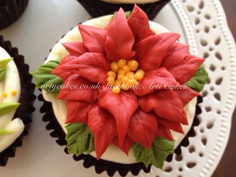 Buttercream Poinsettia Cupcake.  These are too beautiful for me to NOT make! Red Buttercream Flowers, Buttercream Poinsettia, Poinsettia Ideas, Poinsettia Cupcakes, Festive Cupcakes, Buttercream Tutorials, Xmas Sweets, Buttercream Flowers Cupcakes, Xmas Cakes