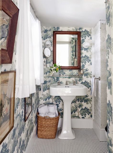 The Raphaël wallpaper by Sandberg creates a tapestry-style look in the classic powder room. Classic Powder Room, Vintage Powder Room, Sandberg Wallpaper, Apartment Bathroom, Rustic Bathroom, Bathroom Wallpaper, Diy Bathroom, Cheap Home Decor, Bathroom Renovation