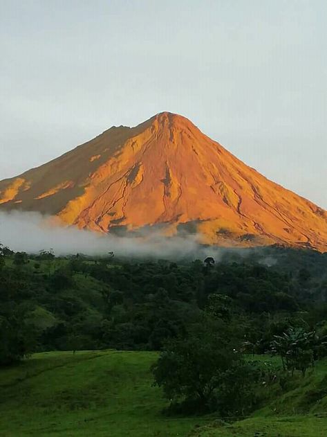 Teñido de color naranja, al caer la tarde, el Volcán Arenal en San Carlos, es un ejemplo contundente de la belleza de mi país: Costa Rica Arenal Costa Rica, Mount Rainier, Costa Rica, Places To Go, Natural Landmarks, Travel, Color, Nature