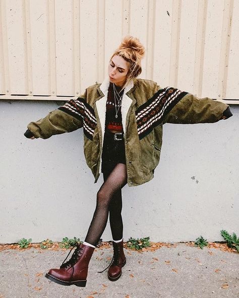 My green Ireland jacket and shorts? Grunge Winter Outfits, Pakaian Hipster, Moda Grunge, Grunge Jacket, Womens Outfit, Fest Outfits, Mode Hippie, 90s Fashion Grunge, Fashion 90s