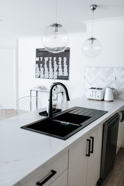 The Abey Schock Signus sink has straight lines and appeal, this sink fits⁠ perfectly into any style of kitchen offering exceptional strength and durability. Available in various bowl combinations and 3 colours. Black Sink In White Kitchen, Black And White Kitchen, White Bench, Black Sink, Sink Drainer, Granite Sink, White Sink, Bowl Sink, Luxury Kitchen Design