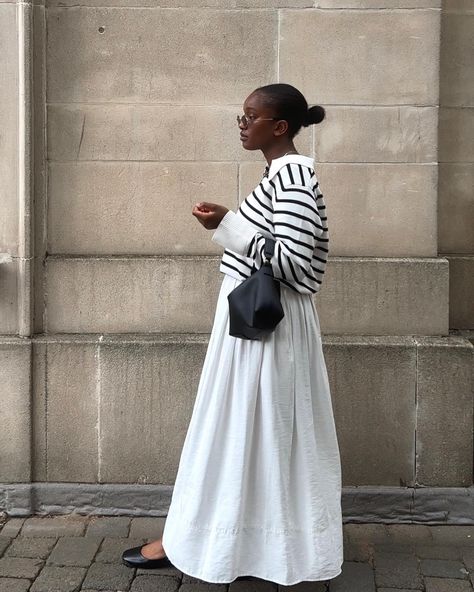 White Gauze Skirt Outfit, Voluminous Skirt Outfit, Flowy White Skirt Outfit, White Flowy Skirt Outfit, White Skirt Winter, Flowy Skirt Outfit, Full Skirt Outfit, Comfortable Chic Outfits, Black And White Long Dresses