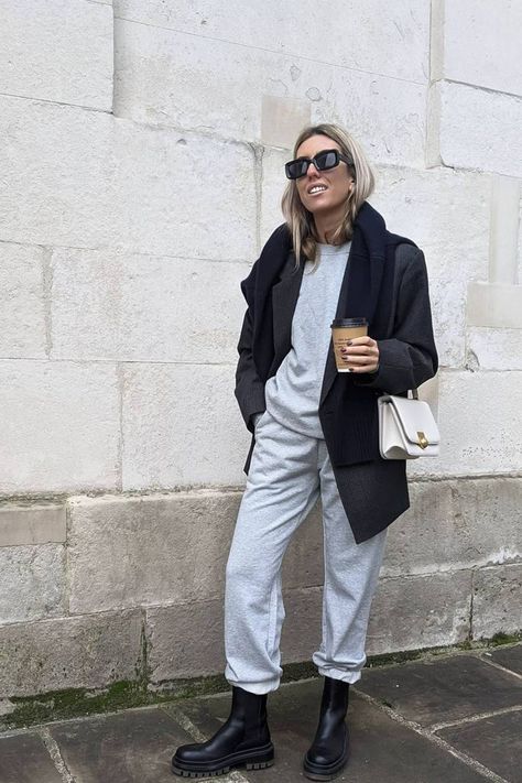 Dress Up Sweatpants, Sweatpants Street Style, Tracksuit Outfit Women, Track Suit Outfit, Best Sweatpants, Yellow Tracksuit, Grey Sweatsuit, Track Suits Women, Grey Tracksuit