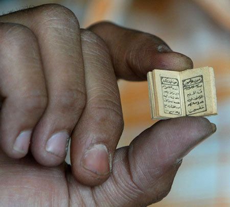 worlds smallest Quran Worlds Smallest, Al Qur'an Photography, Qur'an Photography, Online Quran, Noble Quran, Islamic Wedding, Learn Quran, Muslim Wedding, Small World