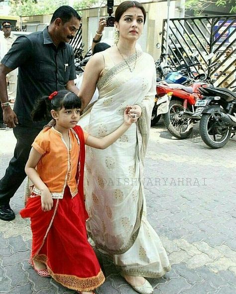 Aishwarya Rai In Saree, Aaradhya Bachchan, Party Saree, Marvel Hulk, Indian Sari Dress, Saree Blouse Neck Designs, Modern Saree, Sari Dress, Indian Saree Blouse