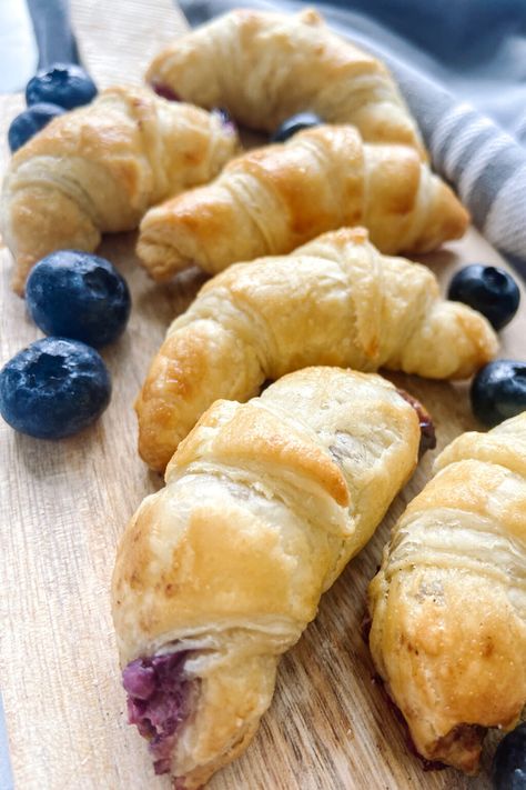 Mini Blueberry Croissants - Feeding Tiny Bellies Blueberry Crossaint Puff, Crossaints Recipes Dinner, Puff Pastry Recipes Blw, Crossaints Recipes, Kid Appetizers, Tiny Bellies, Easy Baby Food Recipes, Mini Croissants, Toddler Recipes