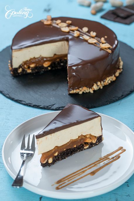 Choc Mouse Cake, Peanut Chocolate Cake, Caramel Chocolate Mousse Cake, Snickers Mousse Cake, Snickers Chocolate Cake, Snicker Cake Recipe, New Deserts Ideas, Mousse Recipes Cake, Cake Competition Ideas