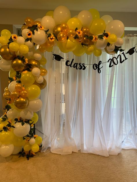 Sunflower themed balloon arch for the class of 2021 Balloon Arch With Sunflowers, Sunflower Garland Balloons, Sunflower Balloon Arch Ideas, Sunflower Grad Party, Sunflower Themed Graduation Party, Yellow And Black Graduation Party Ideas, Sunflower Graduation Party Theme, Sunflower Balloon Arch, Yellow Grad Party