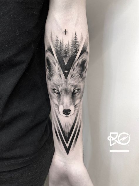 Fox Tattoo Men, Tattoo Stockholm, Blitz Tattoo, Geometric Animal Tattoo, Fox Tattoo Design, Back Of Arm Tattoo, Animal Cross Stitch, Geniale Tattoos, Fox Tattoo