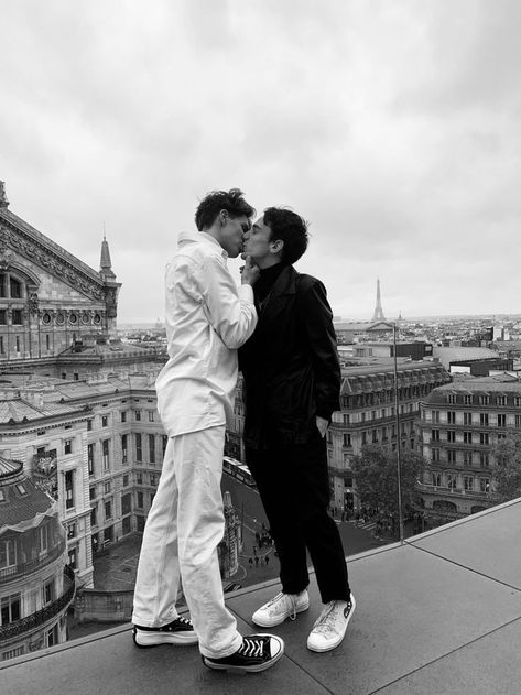 Gay Aesthetic, Italy Aesthetic, Gay Marriage, Kissing Couples, Couple Aesthetic, Couple Photos, Paris, Books