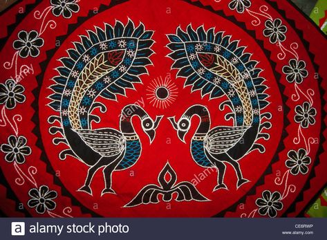 DBA 85042 : pipli appliqué two dancing peacocks traditional folk art work hand made design on cloth orissa india Stock Photo Pipli Art, Simple Wall Paintings, Traditional Folk Art, Applique Pillows, Furniture Appliques, Buddha Sculpture, Buddha Painting, Embroidery Motifs, Applique Patterns