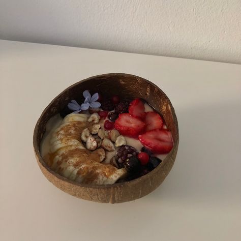 healthy bowl #bowl #healthy #cocobowl #fruits #aesteticwallpaper #instagram #photo #food Coconut Bowl Aesthetic, Fruits Bowl, Healthy Bowl, Coconut Bowls, Coconut Bowl, Healthy Bowls, Photo Food, Fruit Bowl, Serving Bowls