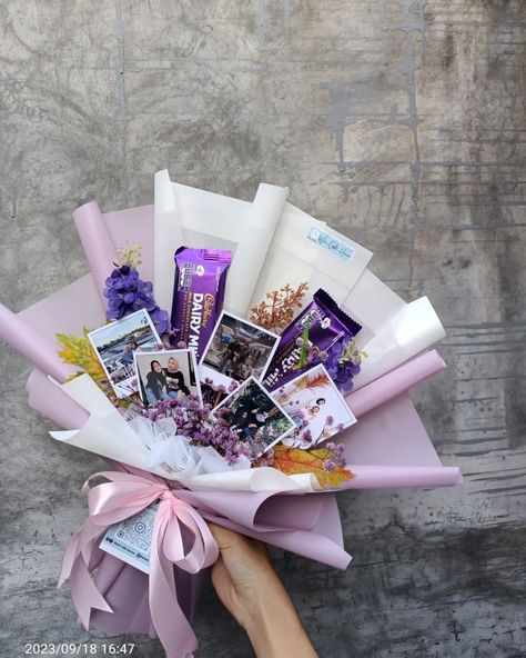 Buket bunga babybreath ungu dengan foto polaroid dan coklat dairy milk Buket Coklat Dairy Milk, Bucket Foto, Chocolate And Flower Bouquet, Coklat Dairy Milk, Polaroid Bouquet, Cute Flower Bouquets, Mix Flower Bouquet, Buket Snack, Ribbon Flowers Bouquet