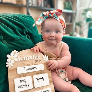 Perseonalize with your child's name! Perfect for those monthly milestone photo props! Girl Milestone Ideas, Milestone Board, Cadeau Baby Shower, Rustic Aesthetic, Monthly Milestone, Foto Baby, Baby Milestone, Baby Memories, Kids Ideas