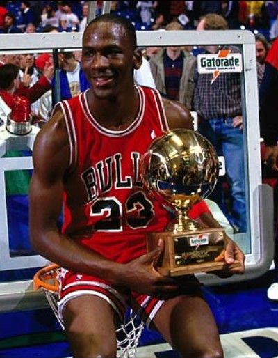 NBA All-Star Michael Jordan holding his Slam Dunk Contest trophy. Michael Jordan Dunk Contest, Michael Jordan Autograph, Michael Jordan Poster, Jordan Poster, Michael Jordan Photos, Jeffrey Jordan, Michael Jordan Pictures, Looks Hip Hop, Jordan Bulls