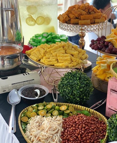 Buffet Setting, Hmong Wedding, Buffet Table Settings, Food Display Table, Catering Food Displays, Malay Food, Party Food Buffet, Catering Ideas Food, Buffet Set