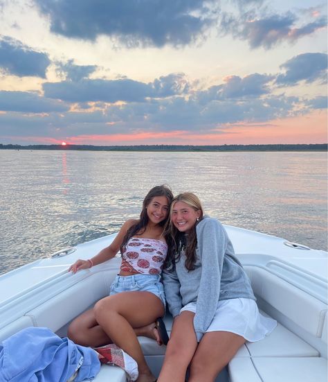 Bsf Beach Pictures, Cute Beach Pictures Sweatshirt, Girly Beach Photos, Cute Bestie Beach Pics, East Coast Aesthetic, Beachy Besties, Boat Pics, Delaware Beaches, Summer Poses