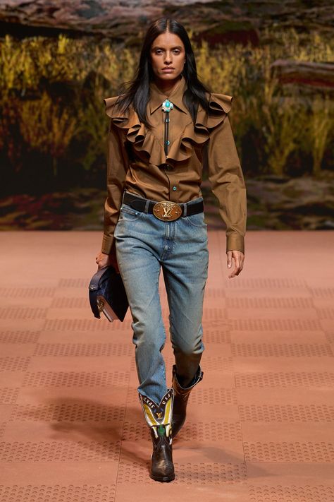 Louis Vuitton Fall 2024 Menswear https://www.vogue.com/fashion-shows/fall-2024-menswear/louis-vuitton/slideshow/collection#10 Couture Menswear, 2024 Menswear, Paris Fashion Week Runway, Western Trend, American Workwear, Looks Country, Estilo Country, Men Fashion Show, Mode Boho