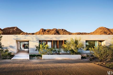 Tour This Extraordinary Contemporary Residence in Arizona’s Paradise Valley Desert Home Exterior, House In The Desert, Modern Desert Home, Arizona House, Modern Desert, Desert Living, Desert Homes, Desert Landscaping, Phoenix Arizona