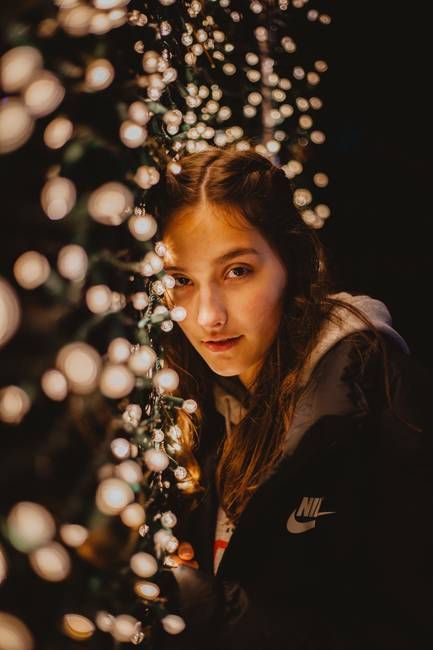 17 Creative Portraits That Use Bokeh to Great Effect | Light Stalking Christmas Lights Photoshoot, Portrait Photo Original, Artistic Portfolio, Fairy Light Photography, Christmas Light Photography, Bokeh Portrait, Light Shoot, Winter Portraits, Night Portrait