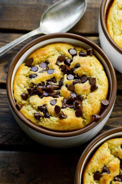 If you want a simple and delicious high protein breakfast (27g!) that tastes like a chocolate chip cookie, then you have to try this protein chocolate chip cookie baked oatmeal in a mug! #bakedoatmeal #highproteinbreakfast #healthybreakfast Cookie Baked Oats, Cookie Baked Oatmeal, Filling Breakfast Recipes, Protein Chocolate Chip Cookies, Healthier Snacks, Chip Mug, Oh Sweet Basil, Protein Chocolate, Yogurt And Granola