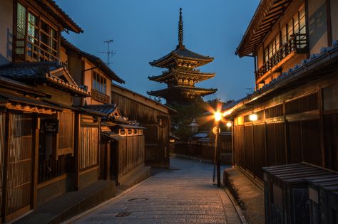 https://flic.kr/p/oyjCi8 | Kyoto Old Town | A beautiful street in the old town of Kyoto, one of the historically and culturally most important cities of Japan. Old Japanese House, Japan Village, Japanese Buildings, Japanese Town, Japanese Village, Building Aesthetic, Japan Architecture, Tokyo City, Beautiful Streets