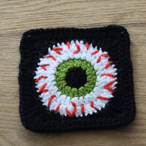 Crochet Eye Granny Square Free Pattern, Eyeball Granny Square Pattern Free, Eyeball Granny Square Pattern, Crochet Alien Granny Square Pattern Free, Crochet Eye Granny Square Pattern, Crochet Eyeball Granny Square, Crochet Eye Square, Pentagram Granny Square, Granny Square Eye Pattern