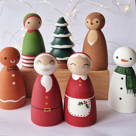 Diy Wooden Peg Dolls, Wood Peg Dolls Diy, Thanksgiving Peg Dolls, Santa Peg Doll, Wooden Peg Doll Ideas, How To Paint Peg Dolls, Peg Dolls Ideas, Peg Dolls Christmas, Christmas Peg Dolls