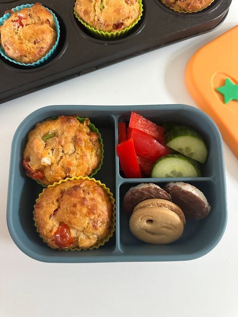 Most kids love pizza so I thought why not take that flavour and put it into a delicious savoury muffin to make a change for boring lunchtime sandwiches. These lunchbox muffins are so easy to make, all the ingredients are mixed together in one bowl and then baked in a muffin tin in the oven. I even have a top tip for filling the muffins cases! #savourymuffinrecipes #pizzaideas #lunchboxideas #lunchideasforkids Lunchbox Muffins, Savoury Muffin, Savoury Muffins, Kid Meals, Pizza Lunch, Pizza Muffins, Kids Lunches, Savory Muffins, Muffin Tray