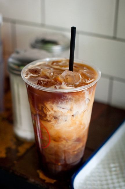 Rusty Bucket, Mint Coffee, Bebidas Do Starbucks, Coffee Obsession, Milk Shakes, Coffee Cream, Coffee Photography, Aesthetic Coffee, Coffee Branding