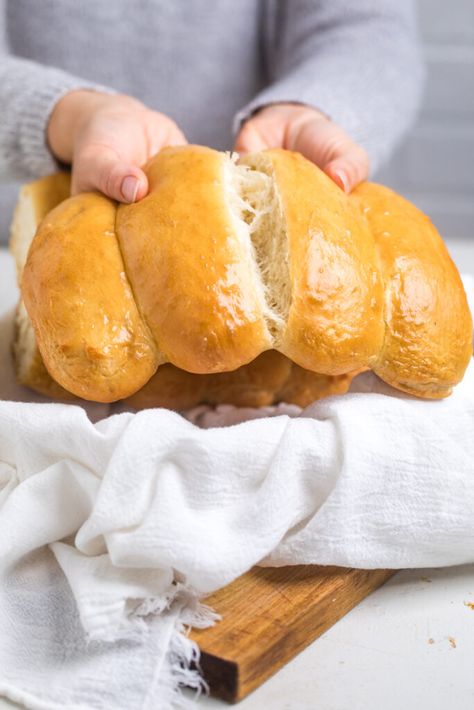 hands holding 4 vegan hot dog buns separating them in the middle Vegan Hot Dog Buns, Gluten Free Hot Dog Buns, Homemade Hot Dog Buns, Hot Dog Buns Recipe, Hot Dog Rolls, Vegan Hot Dog, Vegan Bread Recipe, Vegan Baked, Vegan Bread