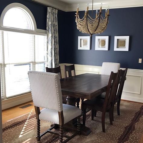 Paint Colors of Instagram 02.24.17 - Favorite Paint Colors Blog Dining Room Blue Paint, Hale Navy Dining Room, Wallpaper Dining Room, Wallpaper Dining, Dining Room Navy, Famous Wallpaper, Kitchen Dining Room Combo, Navy Paint, Hale Navy