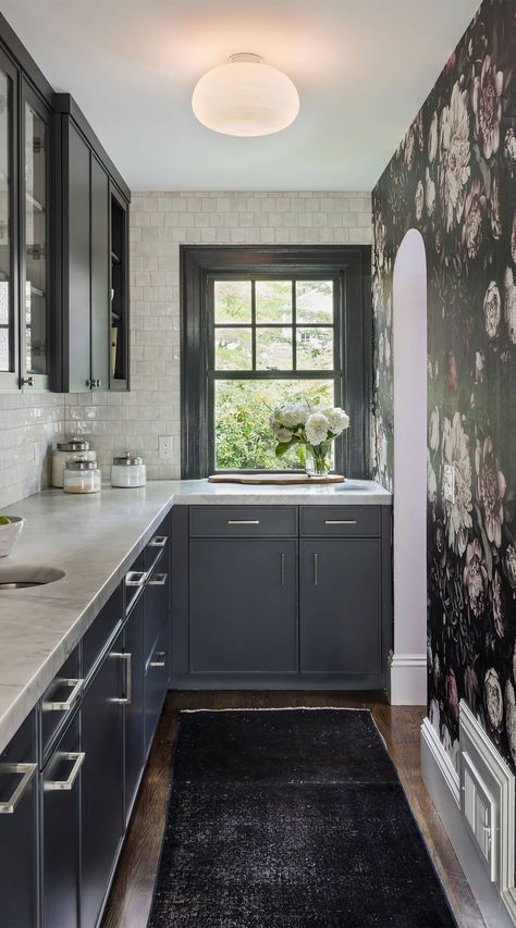 Dark Gray Cabinets With Quartz Countertop And Glossy White Backsplash Colonial Renovation, Butler’s Pantry, White Kitchen Island, Flat Panel Cabinets, Rustic Modern Kitchen, White Backsplash, Décor Boho, Butler's Pantry, Transitional Kitchen