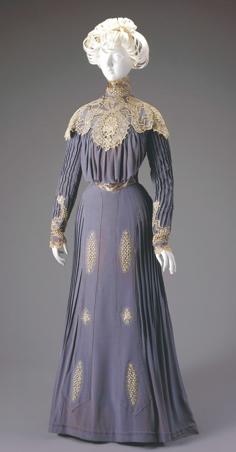 Day Dress: Bodice and Skirt. Silk and cotton 1900-1901. American Dress 1900, 1900 Fashion, Dress Bodice, 1900s Fashion, Robes Vintage, 20th Century Fashion, Edwardian Dress, Victorian Clothing, Antique Dress