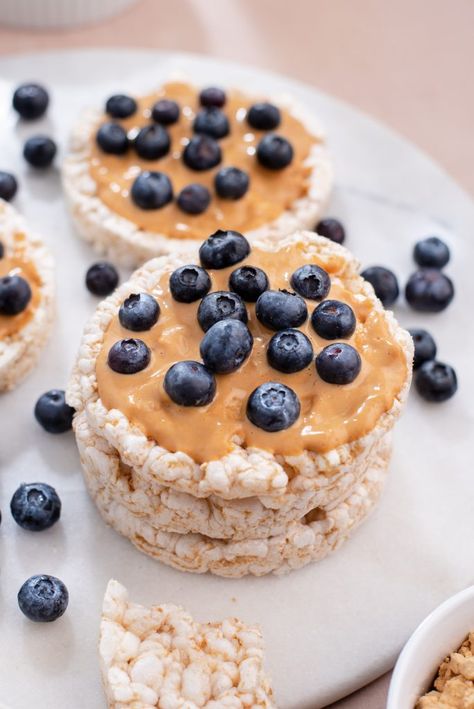 Rice Cakes Toppings, Rice Cake Snacks, Peanut Butter Blueberry, Low Cal Snacks, Clean Snacks, Easy Snack Recipes, Healthy Sweets Recipes, Rice Cakes, Healthy Sweets