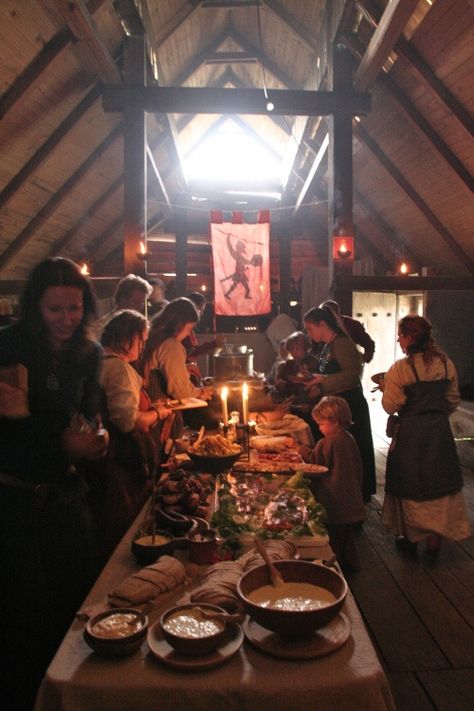 Viking Feast, Casa Viking, Viking Hall, Mead Hall, Viking Food, Viking Party, Viking Aesthetic, Viking House, Viking Village