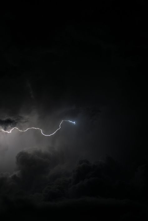 Thanks to Bruno for making this photo available on @unsplash 🎁 Thunderstorm Aesthetic, Thunderstorm Pictures, Thunder Wallpaper, Picture Cloud, Cairns Australia, Earth Images, Wallpaper Earth, Thunder And Lightning, Pretty Sky