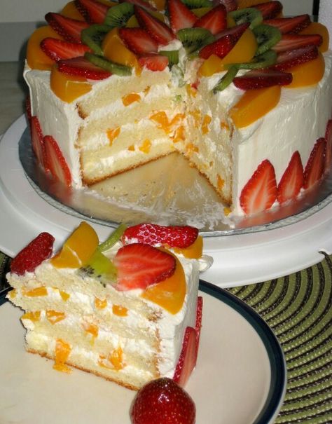 Pastel de tres leches súper frutas Tres Leches Cake With Fruit, Fruit Topped Cake, Cake Frosting Tips, Cake With Fruit, Mexican Cake, Tres Leches Cake Recipe, Fresh Fruit Cake, Fruit Toppings, Fruitcake Recipes