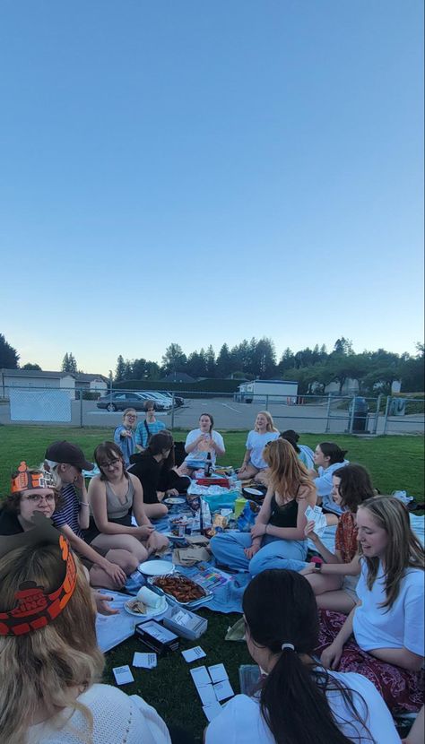 Senior Picnic Ideas High Schools, Senior Sunset Ideas, School Activities Highschool, Senior Year Activities, Senior Aesthetic, Senior Year Aesthetic, Senior Year Graduation, 2enior Ye4r, Senior Sunset