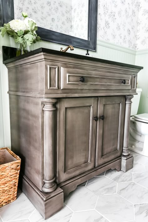 Weathered Gray Wood Look Vanity Makeover | blesserhouse.com - A vanity gets a weathered gray wood look using just chalk paint and wax. Looks so much like real weathered wood in less time with less mess! Refurbish Ideas, Chalk Paint Furniture Diy, Vanity Makeover, Furniture Painting Techniques, Chalk Painting, Side Board, Bathroom Redo, Distressed Furniture, Painting Furniture Diy