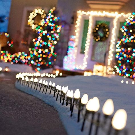 Start with path lights. Work your way from the ground up, illuminating bushes, trees, windows, doors, and the roofline.  #Christmas Christmas Lighting Ideas, Christmas Lights Outside, Holiday Lights Display, Christmas Light Installation, Hanging Christmas Lights, Christmas House Lights, 2014 Christmas, Christmas Lighting, Decoration Originale