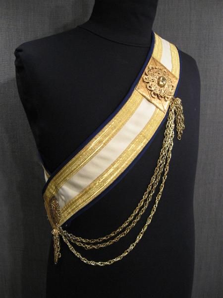 Sash Aesthetic, Royal Sash, Royal Belt, Prince Suit, Art Competition Ideas, Royal Tea Parties, Gold Sash, Royal Clothes, King Costume