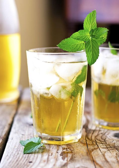 Apple-Mint Iced Tea       //      51 cal, 0g F, 13g C, 0g P      //      green tea, mint leaves, sugar, lemon, apple juice Homemade Iced Tea, Summer Drinks Alcohol, Apple Mint, Apple Tea, Iced Tea Recipes, Mint Recipes, Tea Cocktails, Low Carb Zucchini, Mint Tea