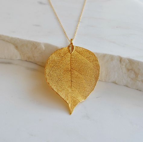 Real leaf necklace!!!!! #etsy #gold #silver #wedding #leaf #plantstrees #bohohippie #leafneckace Boho Gold Jewelry, Leaf Necklace Gold, Gold Leaf Necklace, Real Leaf, Real Gold Jewelry, Natural Jewelry, Bracelets Gold, Gold Long Necklace, Gold Jewelry Simple