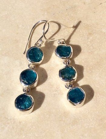 Blue Apatite Jewelry, Expensive Earrings, Apatite Earrings, Stone Earrings Studs, Gift Ideas Jewelry, Apatite Jewelry, Handmade Gift Ideas, Custom Jewellery, Raw Crystal Jewelry